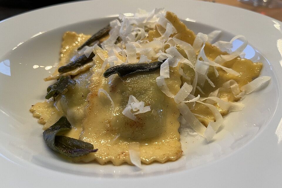 Tortellini mit Salbeibutter Tortellini mit Salbeibutter
