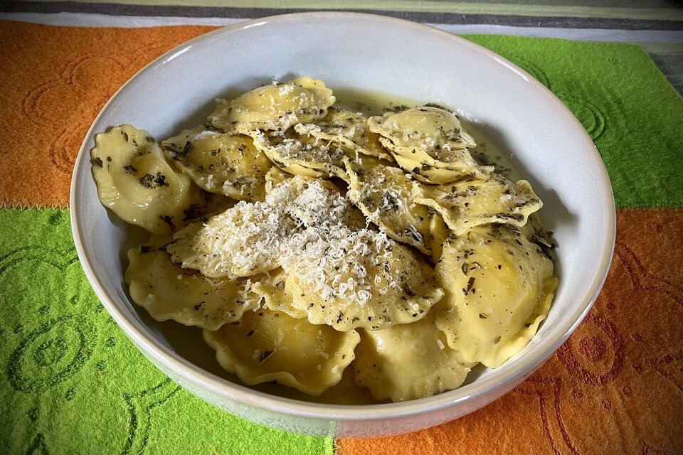 Tortellini mit Salbeibutter Tortellini mit Salbeibutter