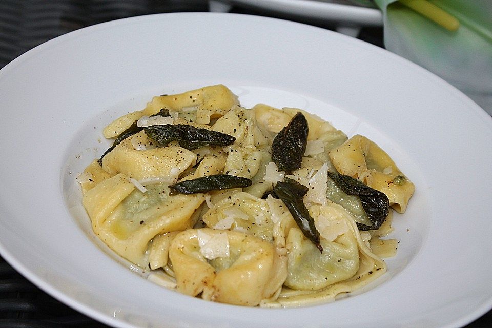 Tortellini mit Salbeibutter Tortellini mit Salbeibutter