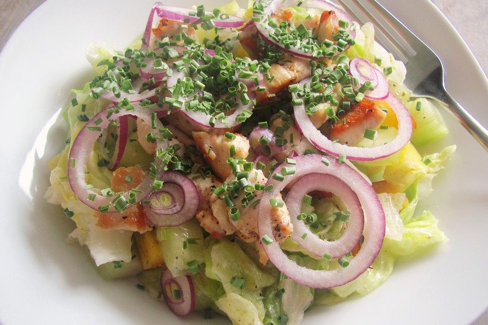 Gurkensalat mit Pfirsich und Hähnchenbrust