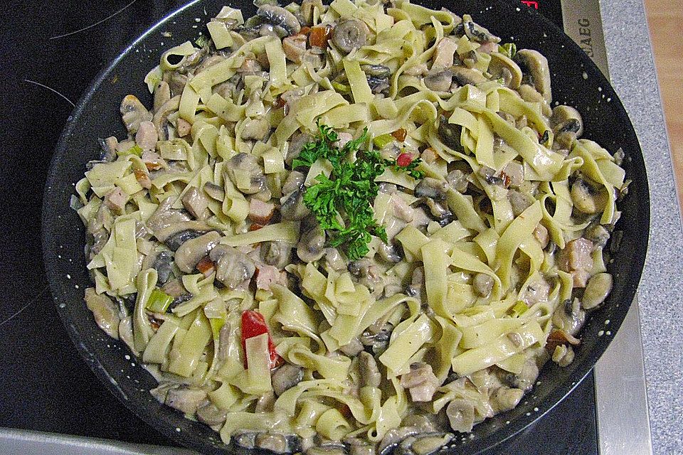 Tagliatelle in Champignon - Sahne - Soße