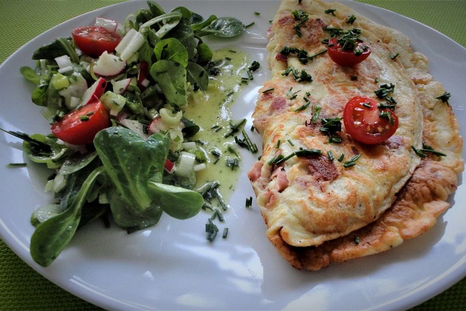 Eierkuchen mit Schinken, Käse, Salami und Zwiebeln