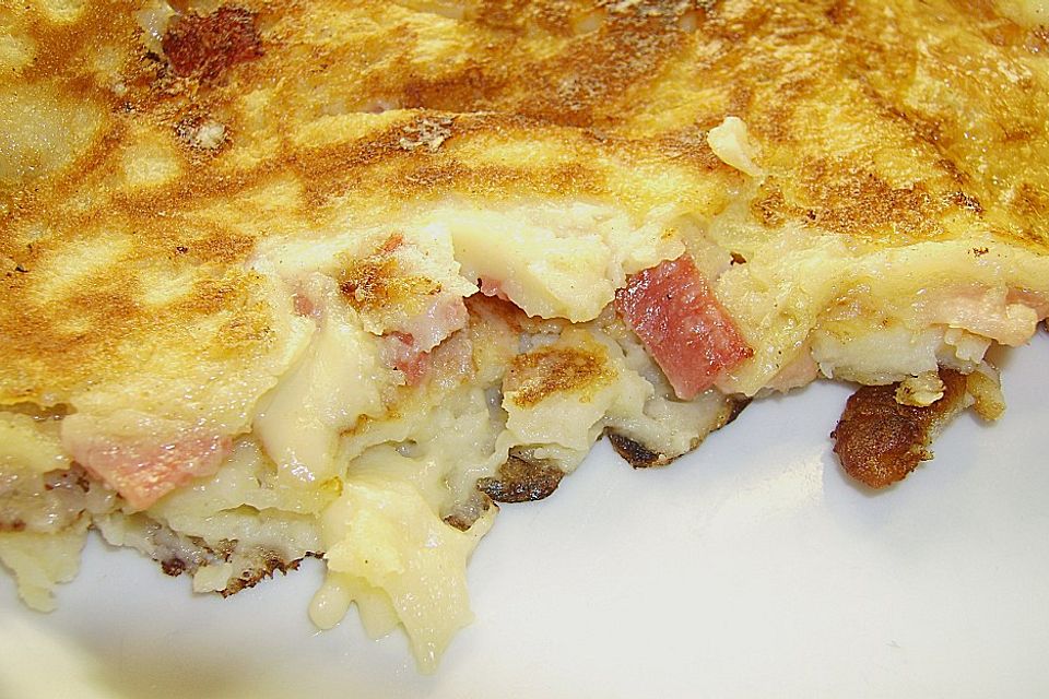 Eierkuchen mit Schinken, Käse, Salami und Zwiebeln