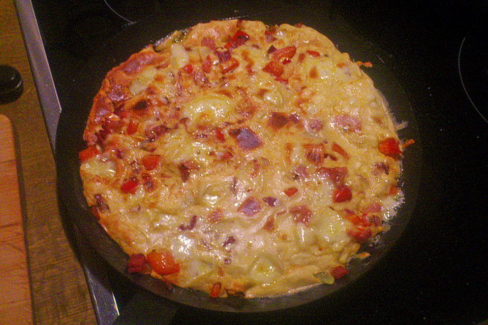 Eierkuchen mit Schinken, Käse, Salami und Zwiebeln