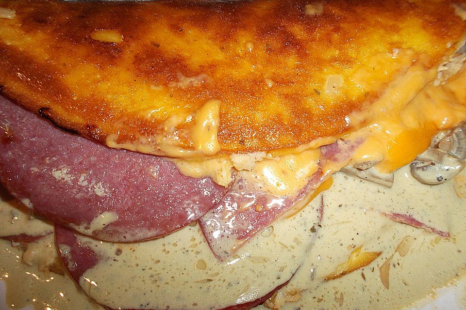 Eierkuchen mit Schinken, Käse, Salami und Zwiebeln