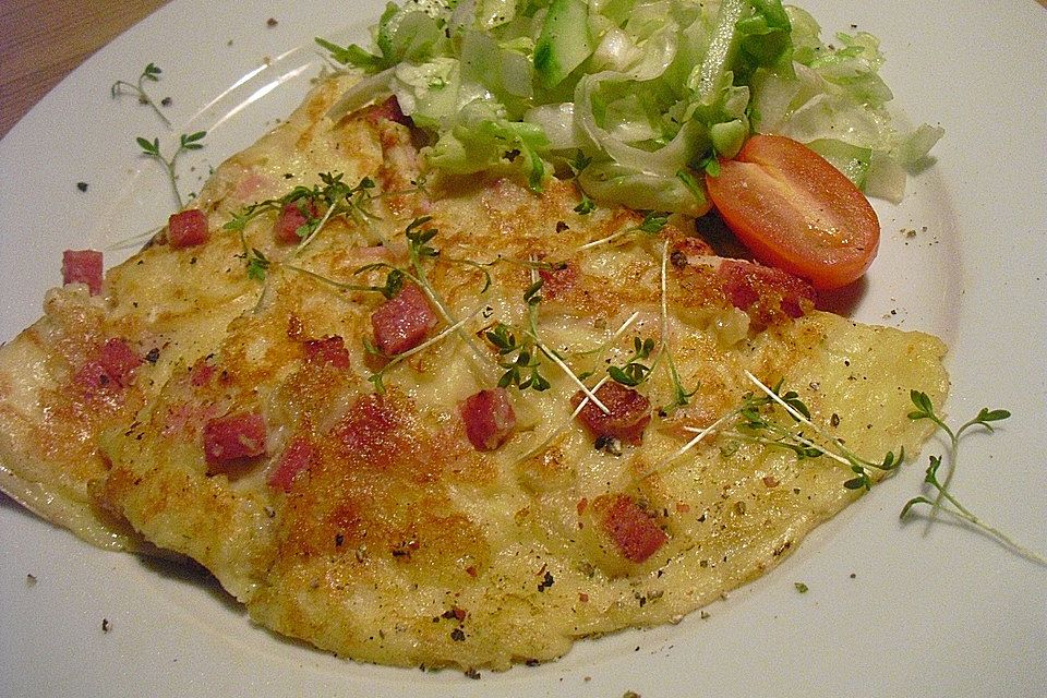 Eierkuchen mit Schinken, Käse, Salami und Zwiebeln