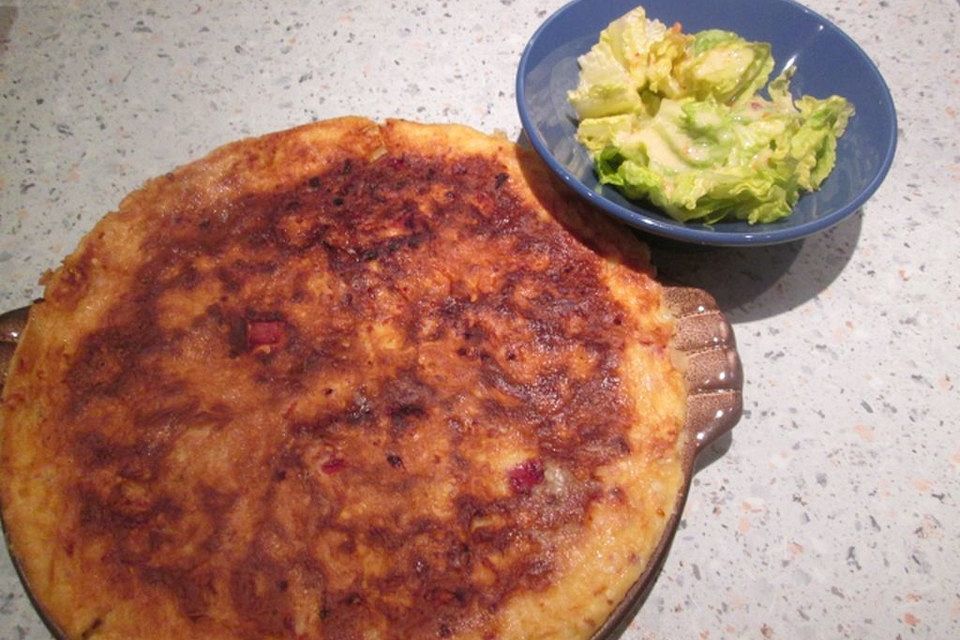 Eierkuchen mit Schinken, Käse, Salami und Zwiebeln