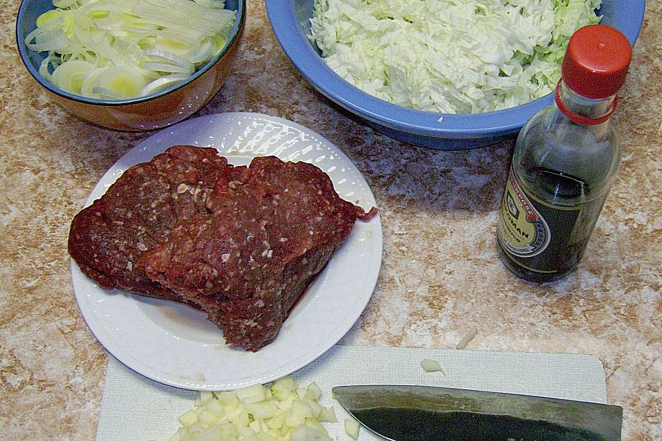 Eierkuchen mit Chinakohl - Hackfleisch - Füllung