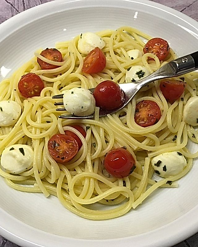 Spaghetti mit Tomaten - Mozzarella