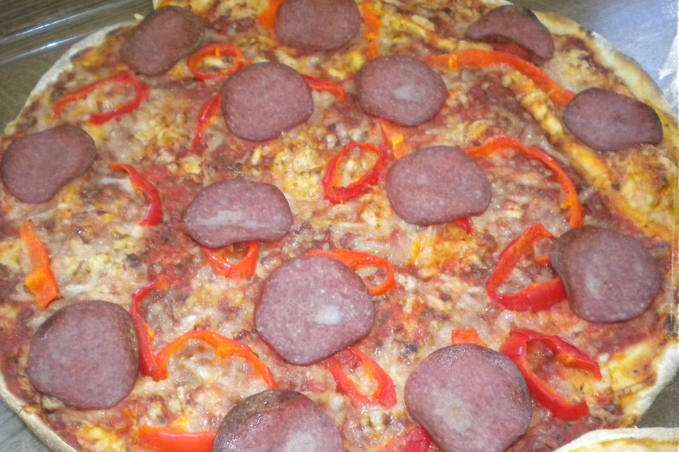 Pizza Salami mit Knoblauch