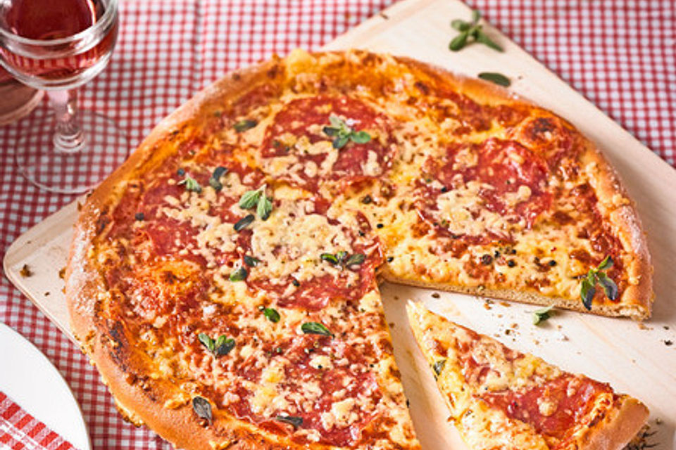 Pizza Salami mit Knoblauch