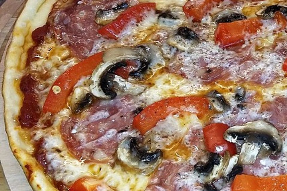 Pizza Salami mit Knoblauch