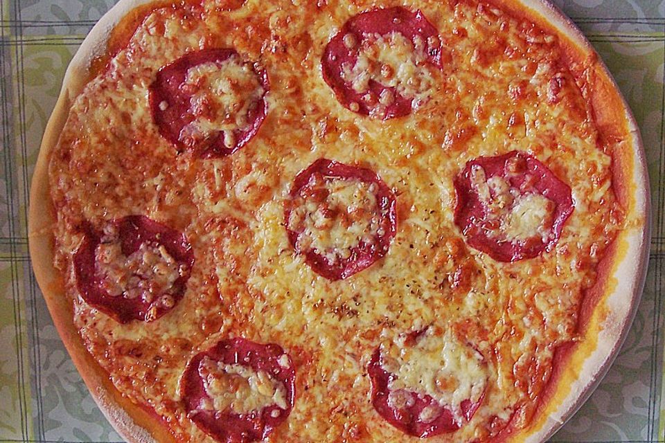 Pizza Salami mit Knoblauch