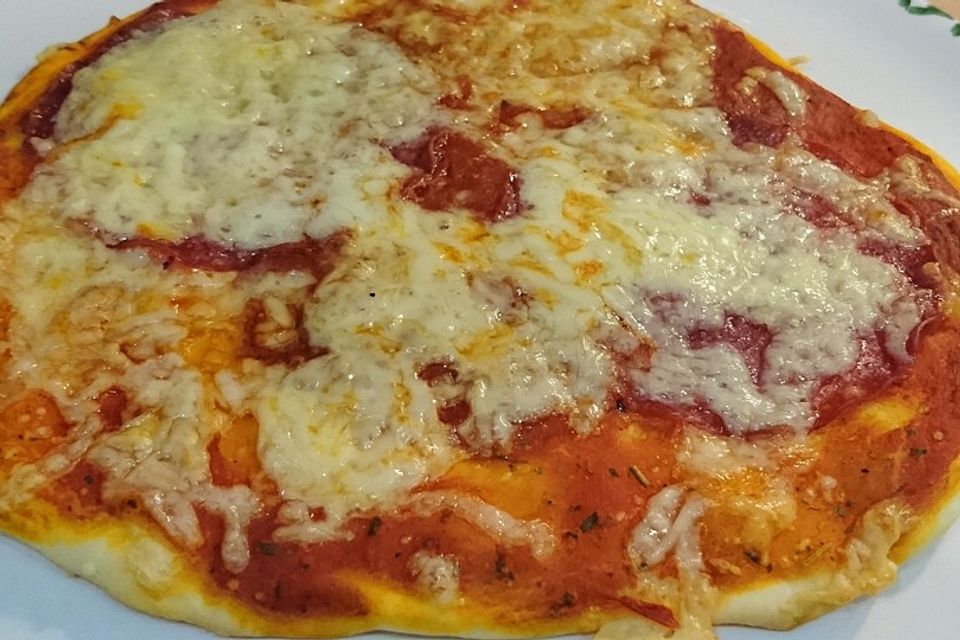 Pizza Salami mit Knoblauch