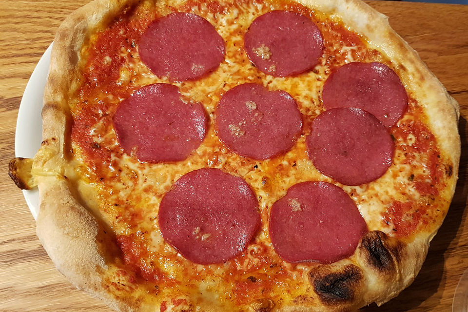 Pizza Salami mit Knoblauch