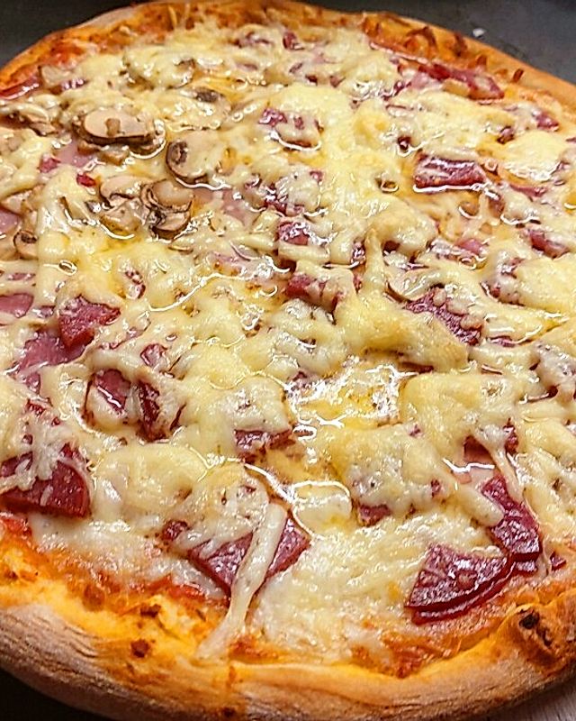 Pizza Salami mit Knoblauch