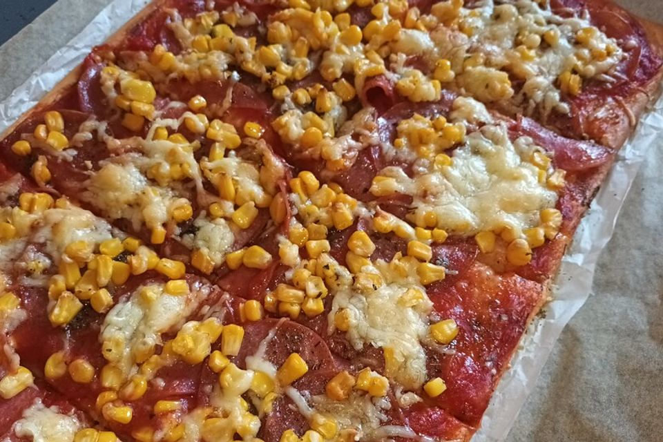 Pizza Salami mit Knoblauch