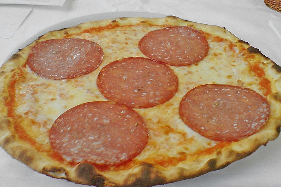 Pizza Salami mit Knoblauch