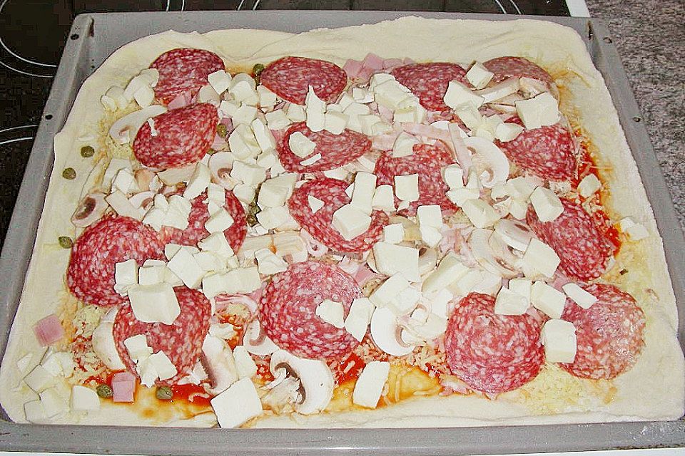 Pizza Salami mit Knoblauch