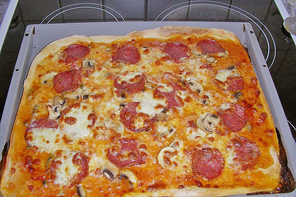 Pizza Salami mit Knoblauch