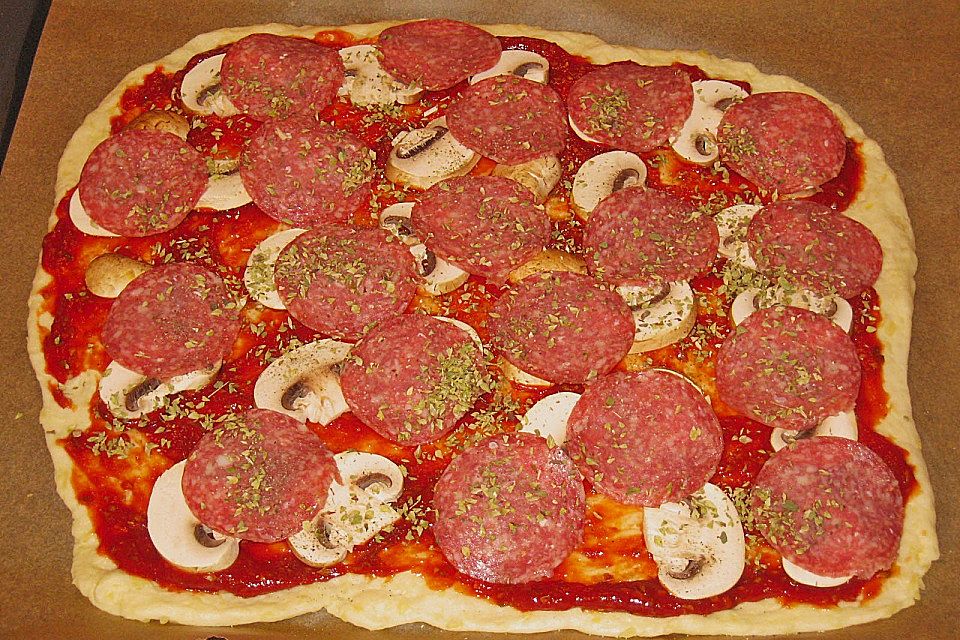 Pizza Salami mit Knoblauch