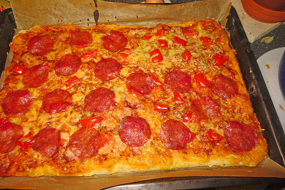 Pizza Salami mit Knoblauch