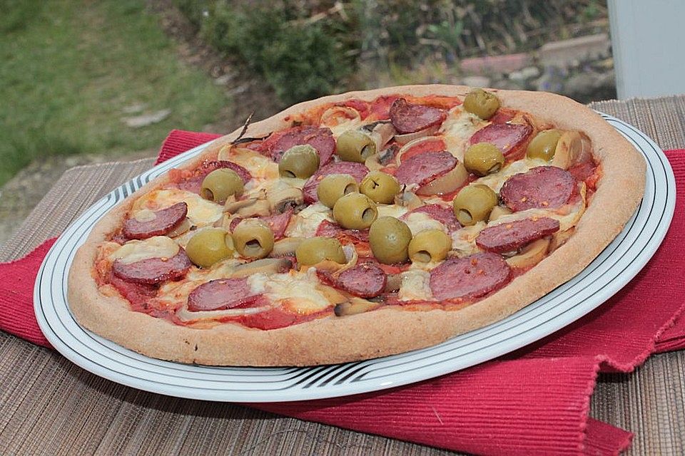 Pizza Salami mit Knoblauch