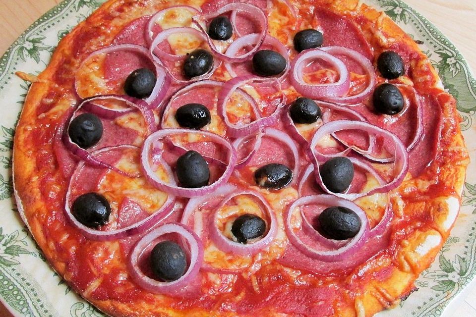 Pizza Salami mit Knoblauch