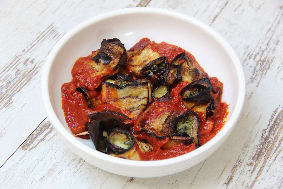 Involtini di melanzane con salsa di pomodoro