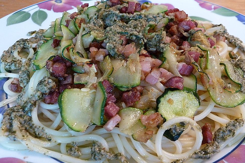 Zucchini mit grünem Pesto zu Spaghetti