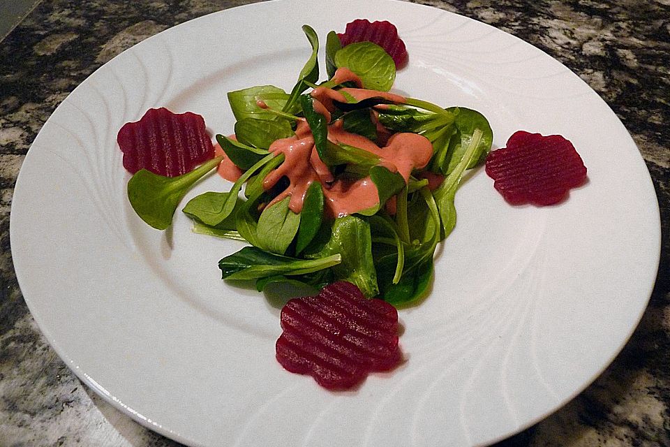 Ziegenkäsetaler auf Feldsalat mit Himbeervinaigrette