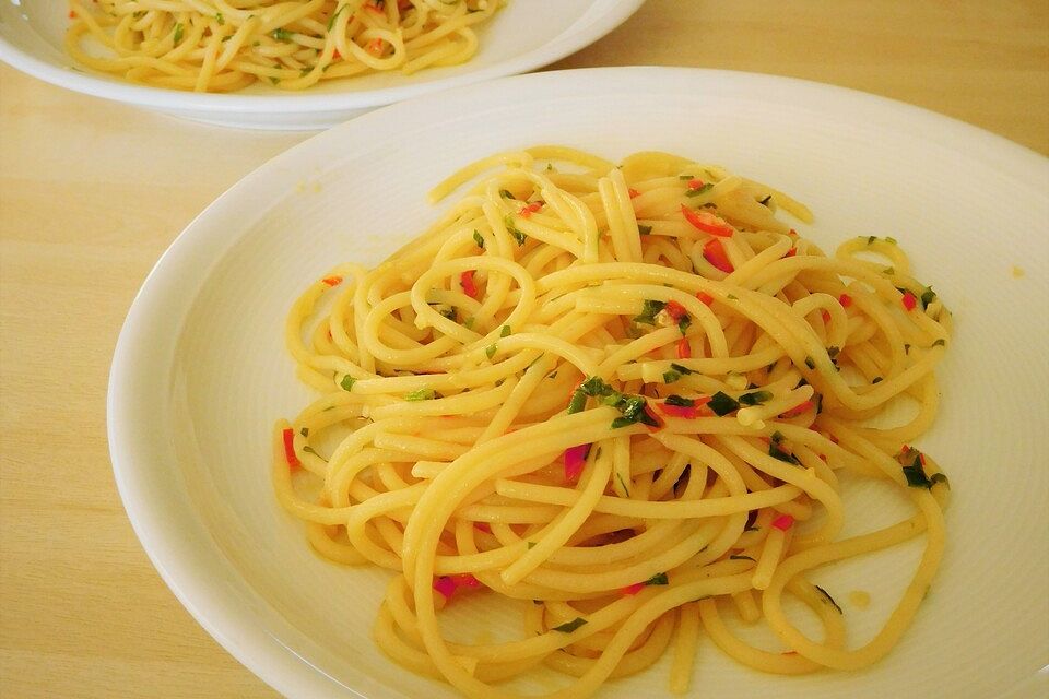 Spaghetti mit Knoblauch, Öl und Pfefferschote