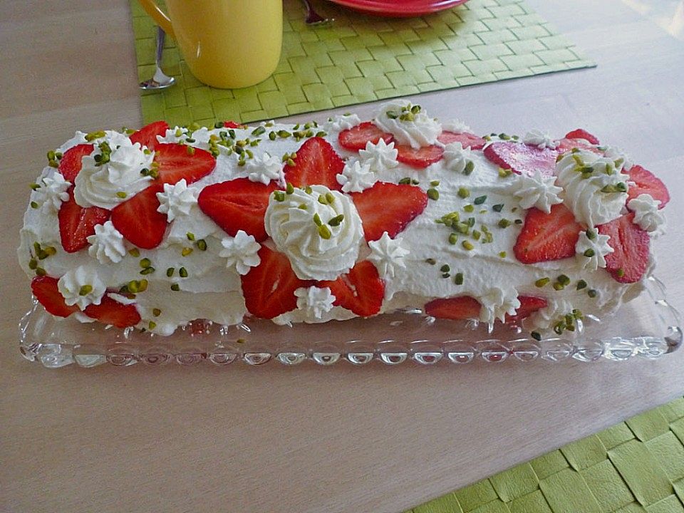 Biskuitrolle mit Erdbeer - Sahne - Füllung von black_mamba84| Chefkoch