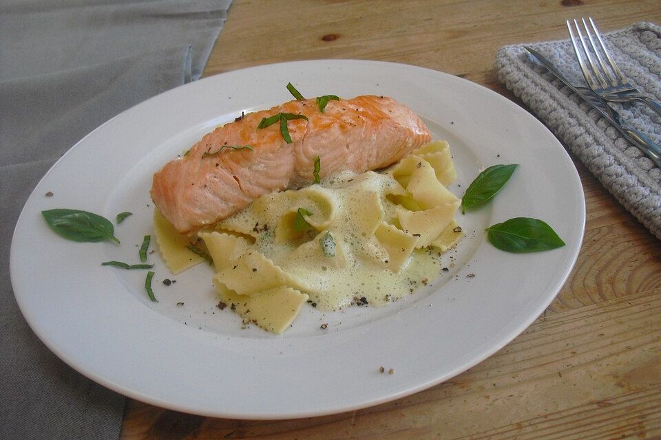 Pappardelle in Basilikumrahm mit gebratenem Lachsfilet