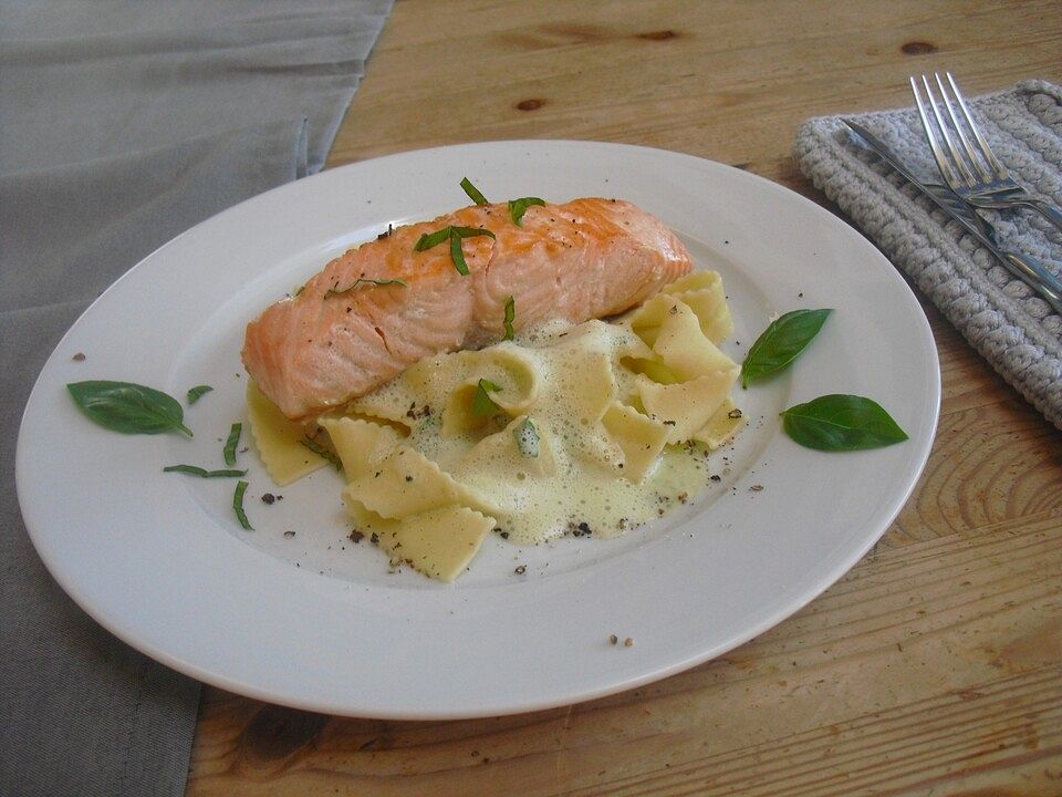 Pappardelle in Basilikumrahm mit gebratenem Lachsfilet von Sivi| Chefkoch