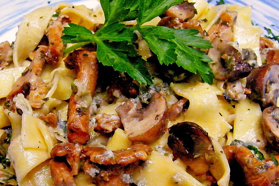 Pasta mit Pfifferlingen und Champignons aus dem Ofen