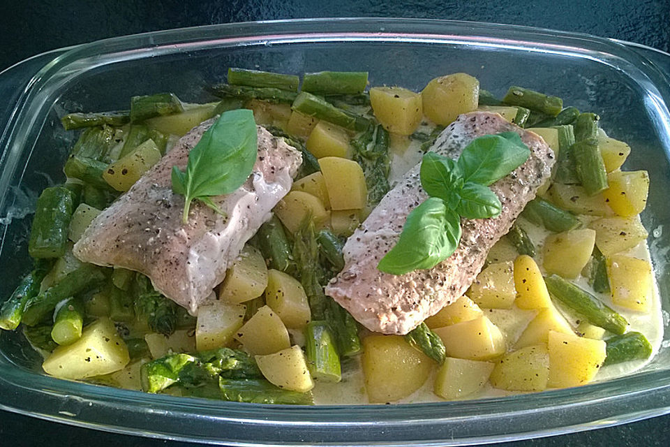 Lachsfilet mit Ofenkartoffeln und grünem Spargel