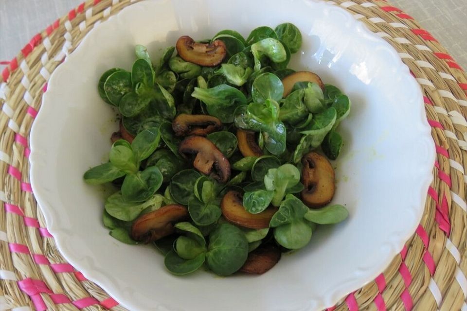 Feldsalat mit Champignons