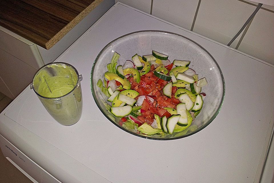 Sommersalat mit Avocadodressing