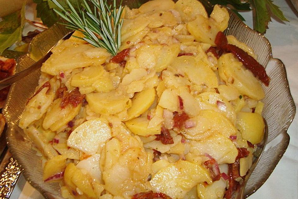 Italienischer Kartoffelsalat mit getrockneten Tomaten