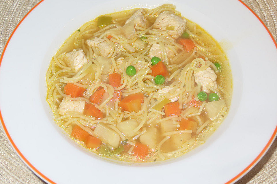 Gemüsesuppe mit Nudeln und Putenbrust