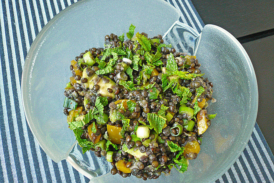 Salat mit Linsen, Avocado  und Krabben