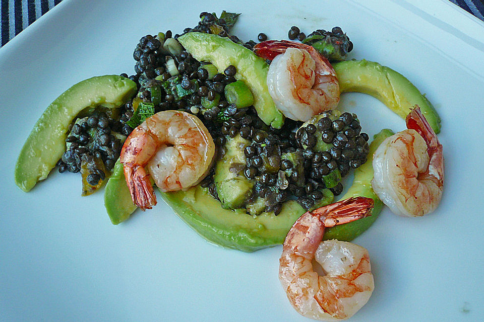 Salat mit Linsen, Avocado  und Krabben