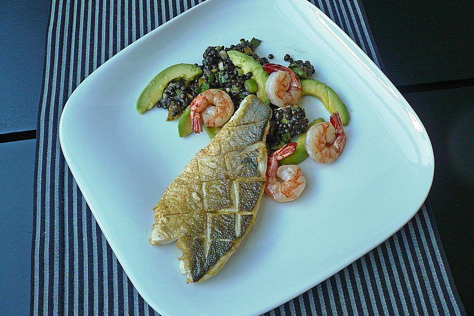 Salat mit Linsen, Avocado  und Krabben