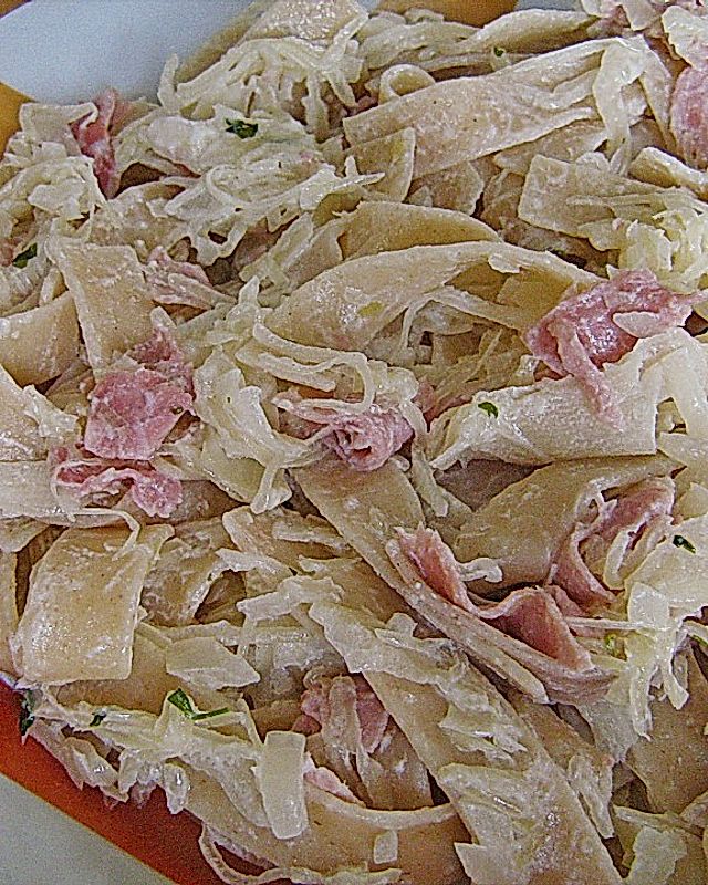 Bandnudeln mit gekochtem Schinken und Sauerkraut