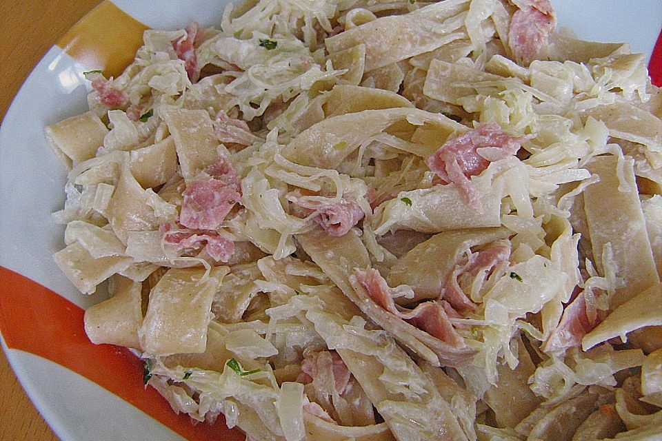 Bandnudeln mit gekochtem Schinken und Sauerkraut