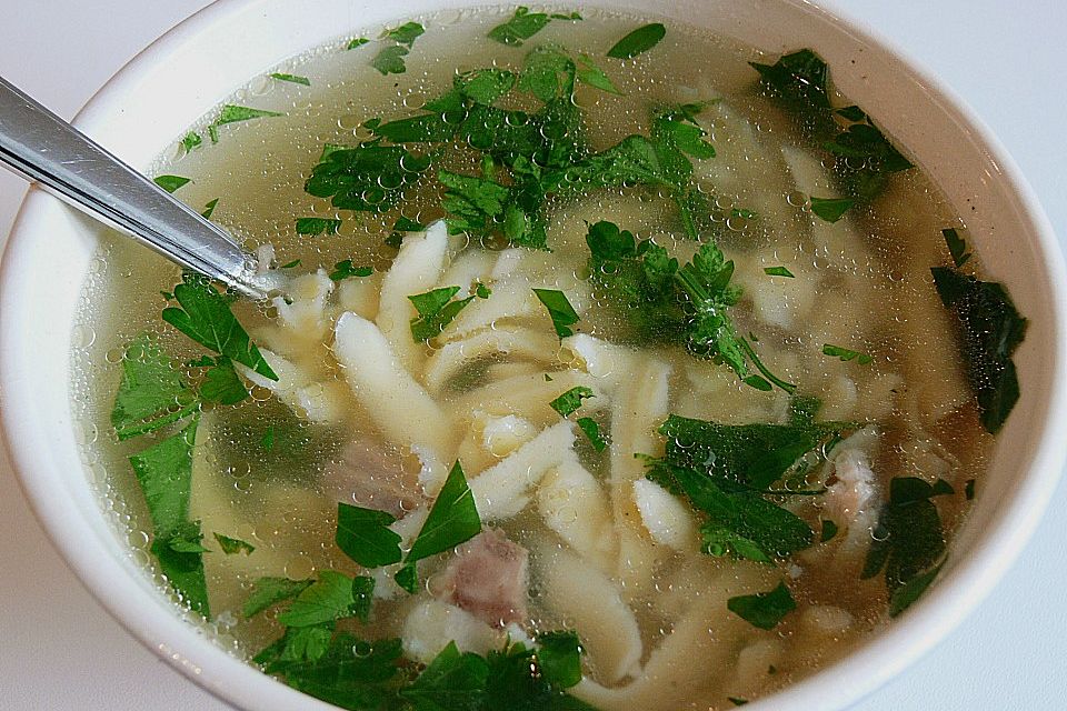 Hühnersuppe mit geriebener Pasta