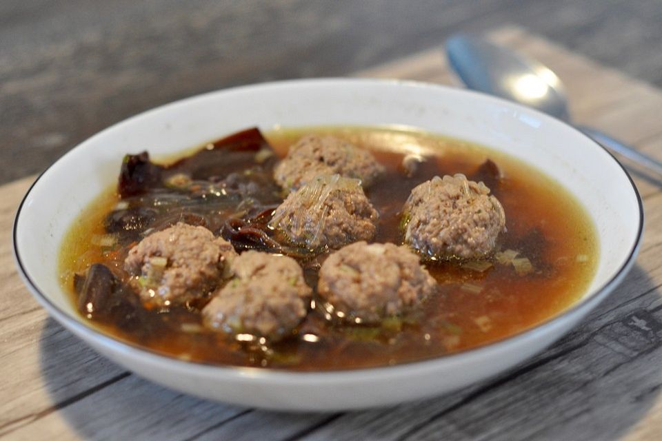 Glasnudelsuppe mit Hackfleischbällchen