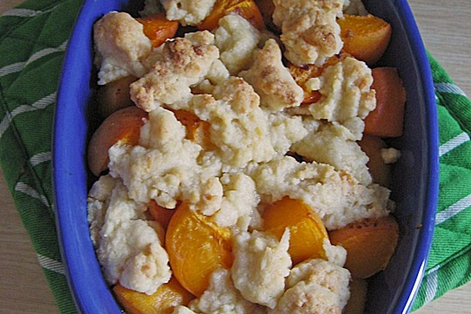 Beschwipstes Aprikosen - Crumble mit Marzipan