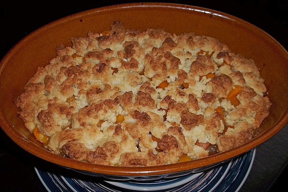 Beschwipstes Aprikosen - Crumble mit Marzipan